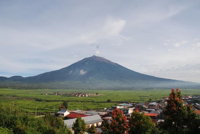 Pemandangan Gunung Kerinci dari kawasan kebun teh Kayu Aro